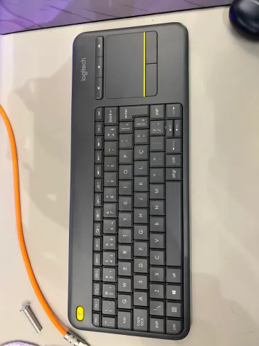 Teclado Sem Fio Logitech K400 com Touchpad - Muito Novo