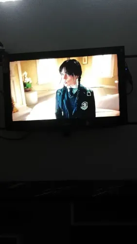 Vende se uma tv ela tem umas manchas na tela mais não atrapalha em nada da pra assistir n
