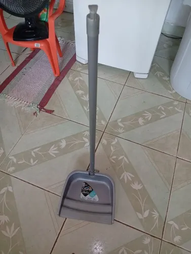 Pá de lixo com cabo