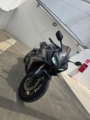 CBR 650 R, 2022, com acessórios 