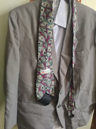 2 blazer 2 camisas P. e uma gravata. 40$