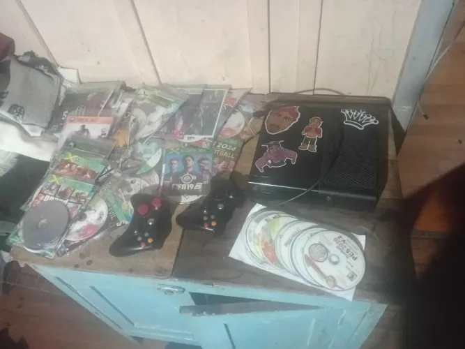 Vendo xbox 360 super slim eo está sem a fonte desbloqueado pra levar hoje só hoje ?