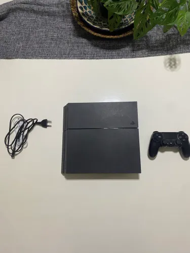 PS4 funcionando um controle e os cabos
