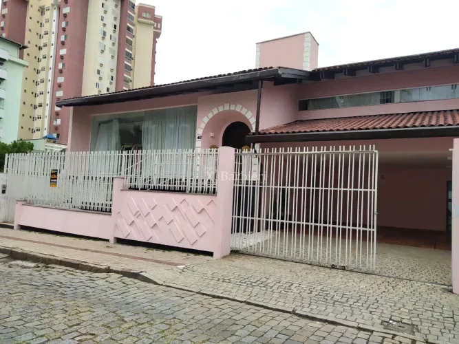 Ampla Casa Comercial no Bairro Ponta Aguda em Blumenau/SC