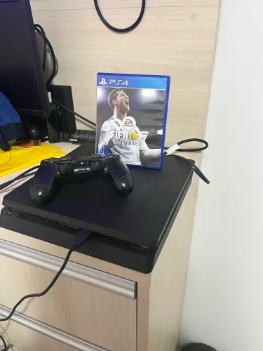 PLAYSTATION 4 400GB COM CONTROLE E CABOS INCLUIDOS E FIFA 18