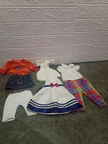 Lote de roupas e acessórios da boneca American Girl