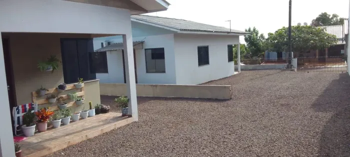 Terreno em Corbélia com 2 casas espaço para construir mais 1