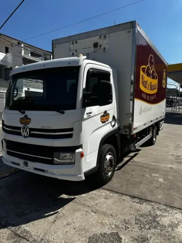 Vw Delivery 11-180 Ano 2020 4x2 Com Baú Semi Novo