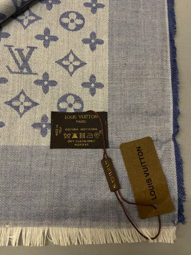Lenço echarpe azul claro cor de jeans primeira linha Louis Vuitton lã e seda 