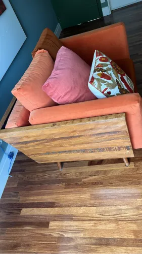 2 sofás e mesa de apoio