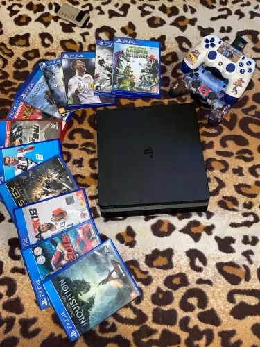 PS4 Slim 1TB + 2 Controles Personalizados + 11 Jogos + Suporte de Carga