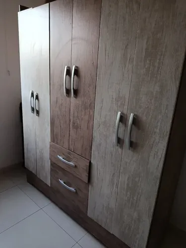 Vendo 2 guarda roupa semi novo valor negociável