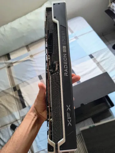 Placa de vídeo XFX 6750 XT (COM DEFEITO)