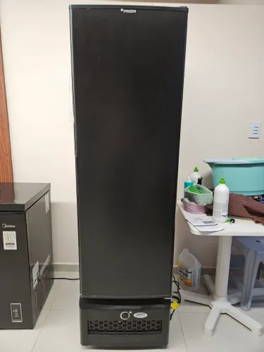 Vendo Freezer Fricon 284L 127V preto nunca usado
