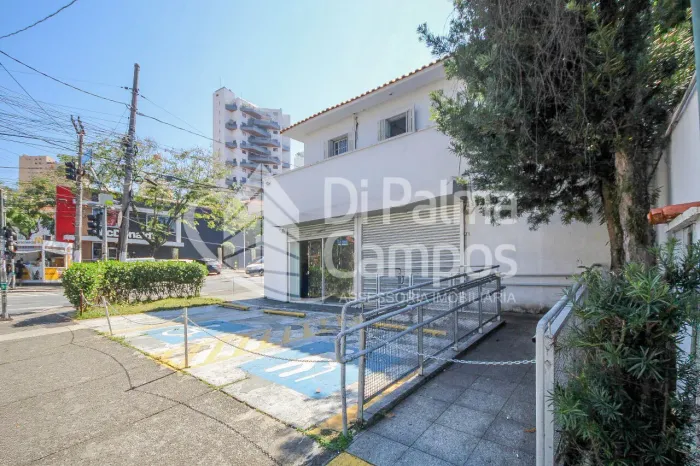 Casa comercial de esquina para locação em frente ao Parque da Aclimação