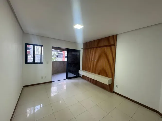 mplo apartamento em excelente localização no coração da Ponta Verde