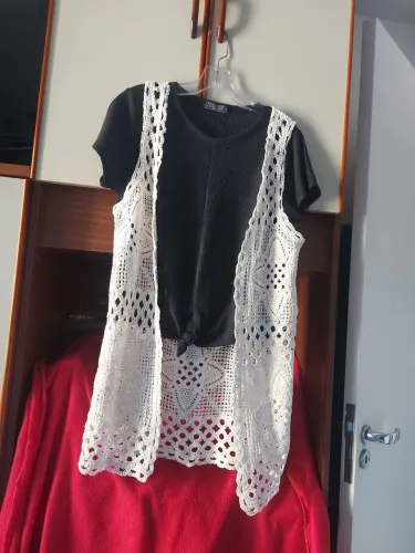 Vende-se um combo de ropas  com 60 peças  calças dins  roupas sortidas seme novas