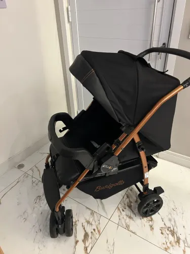 Carrinho com bebê conforto