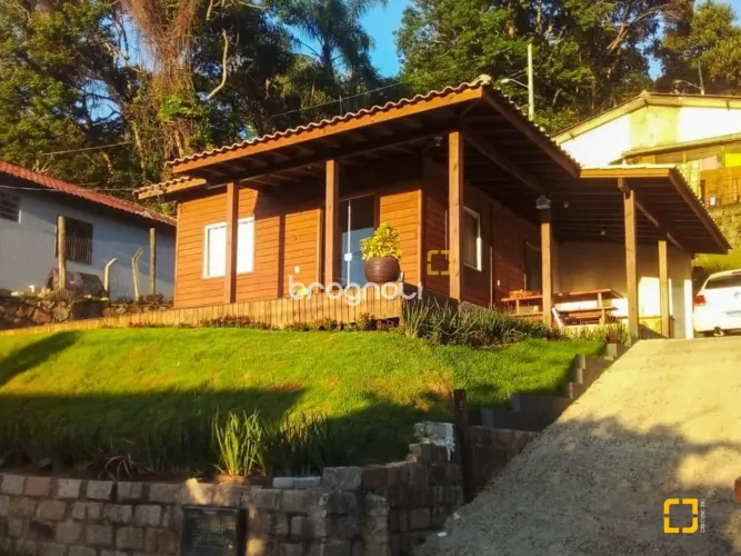 Casa com 2 Dormitórios e Amplo Terreno - Pântano do Sul/Açores
