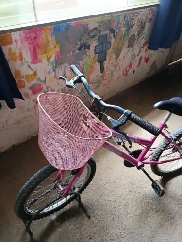 Bicicleta infantil menina Aro 20 com cesta cor de Rosa