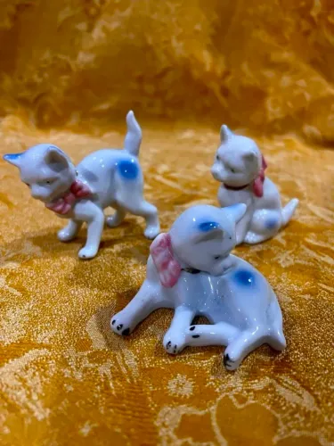 Trio Antigo Bibelôs Gatinhos em Porcelana Asiática, Anos 60