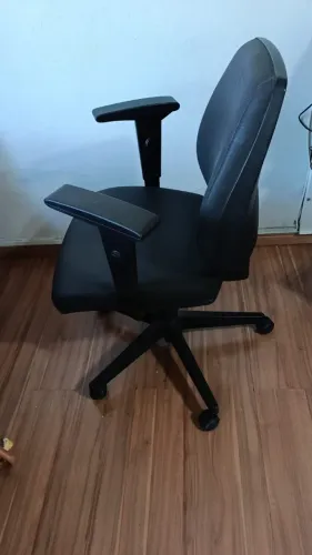 Cadeira giratória estofada