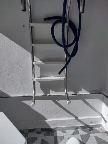 Escada de quatro degraus em inox para piscina, excelente estado, raramente usada
