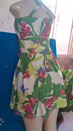 Vendo um fardo de roupas bem grande roupas boas