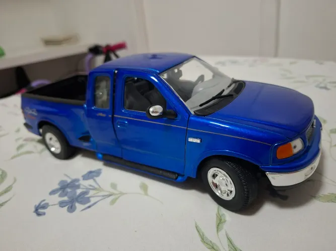 Miniatura Ford F-150 Supercab eacala 1/18 Welly.