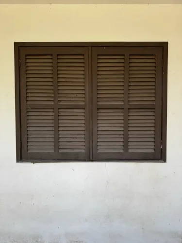 Vendo porta e janela de madeira nobre