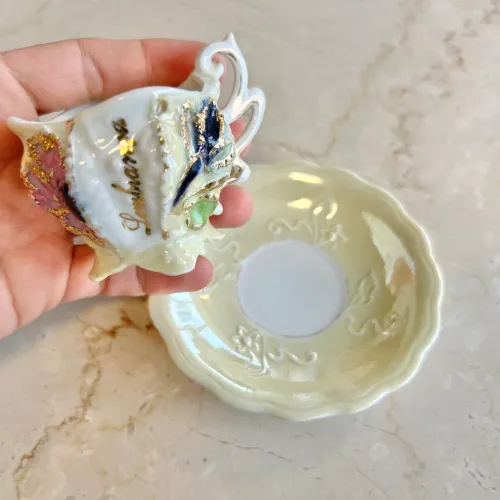 Xícara de Café Antiga em Porcelana Relevo - Pintada à Mão