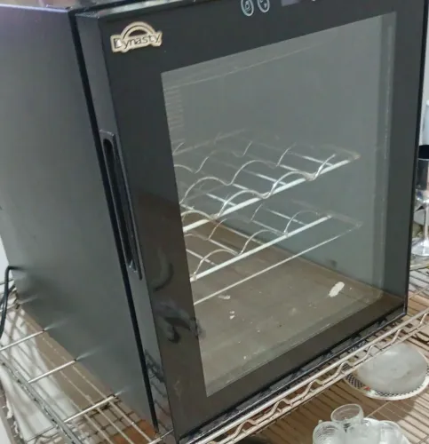 Vendo frigobar expositor com freezer gela bem !!!