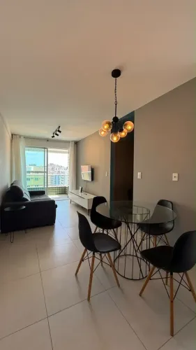 Quarto e sala mobiliado com varanda na jatiúca a poucos metros da praia.
