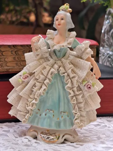 Dama Rococó de vestido azul em Porcelana Rebis com Renda Aplicada - Vintage