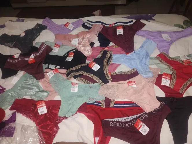Vendo essas peças de calcinhas e conjunto sutiã barato