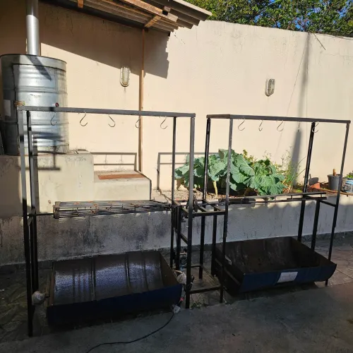Churrasqueira com Grill Giratório para Costelão e Leitão Inteiro (c/ varal p/ defumação)