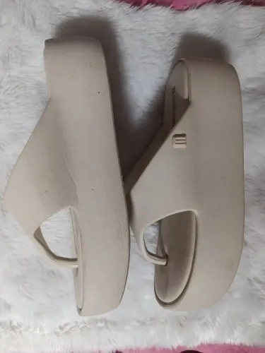 Vende-se essa melissa tamanho 35