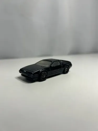 Hot Wheels DeLorean DMC-12 Preto - Com Tampa do Motor que Abre