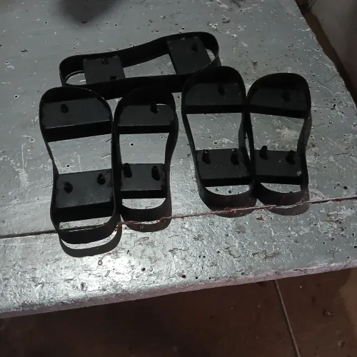 Faca para modelar chinelos .