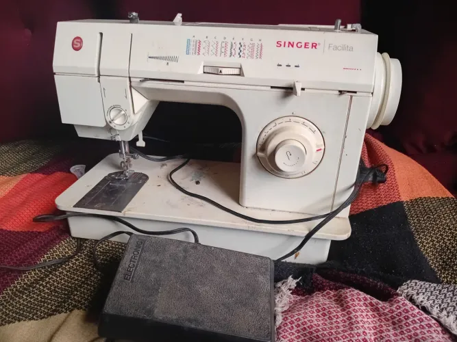 Máquina de costura singer facilitar
