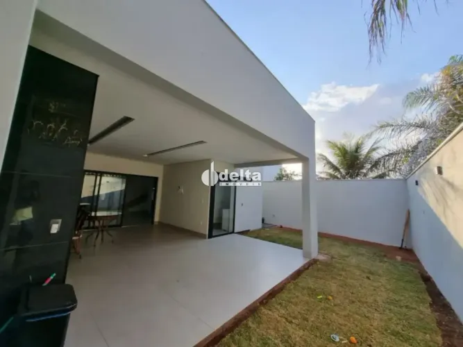 Casa com 3 suítes disponível para venda no bairro Jaraguá em Uberlândia-MG