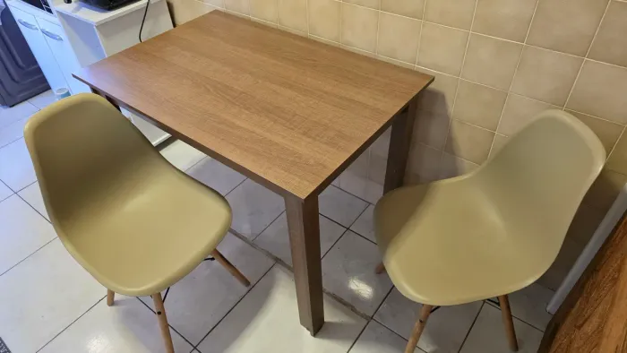 Vendo Mesa com 2 cadeiras eiffel 