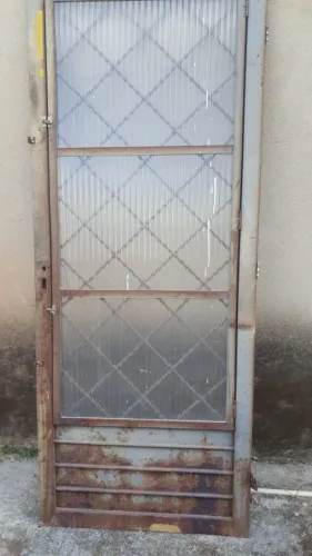 Porta de metal