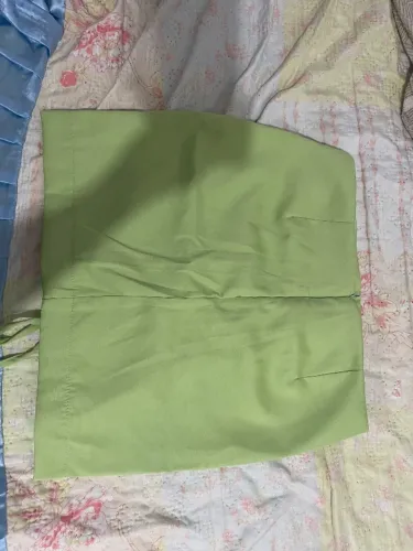 Saia verde, estilosa usada uma vez