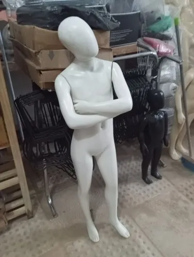 Manequim infântil com pose para lojas!!!