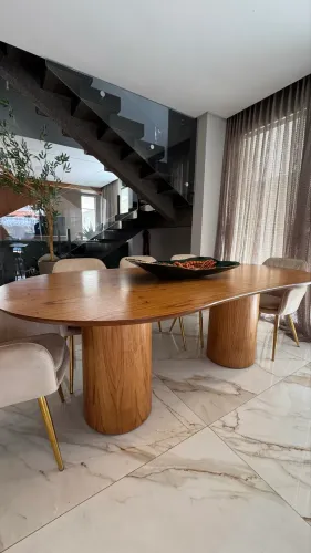 Mesa orgânica de madeira maciça 8 lugares, pé redondo