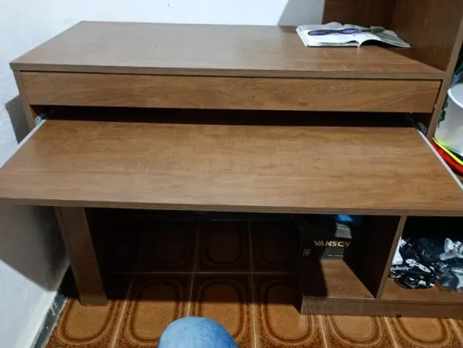 Vendo Mesinha de Computador com chave - 670 reais