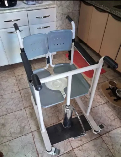 Cadeira de Banho/Higiênica com Apoio e Recipiente