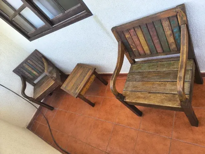 Conjunto de bancos e mesa de apoio de madeira