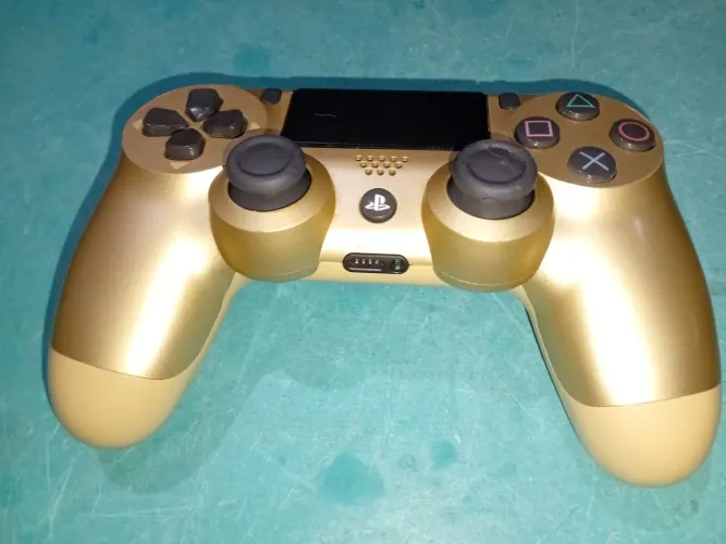 Controle original de ps4 com analógicos Hall effect.